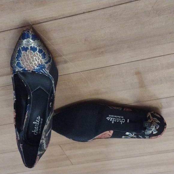 Charles David Embroidered Pumps - Picture 6 of 7